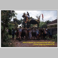 14514 Prozession zur Verbrennung Bali 1986 4.jpg